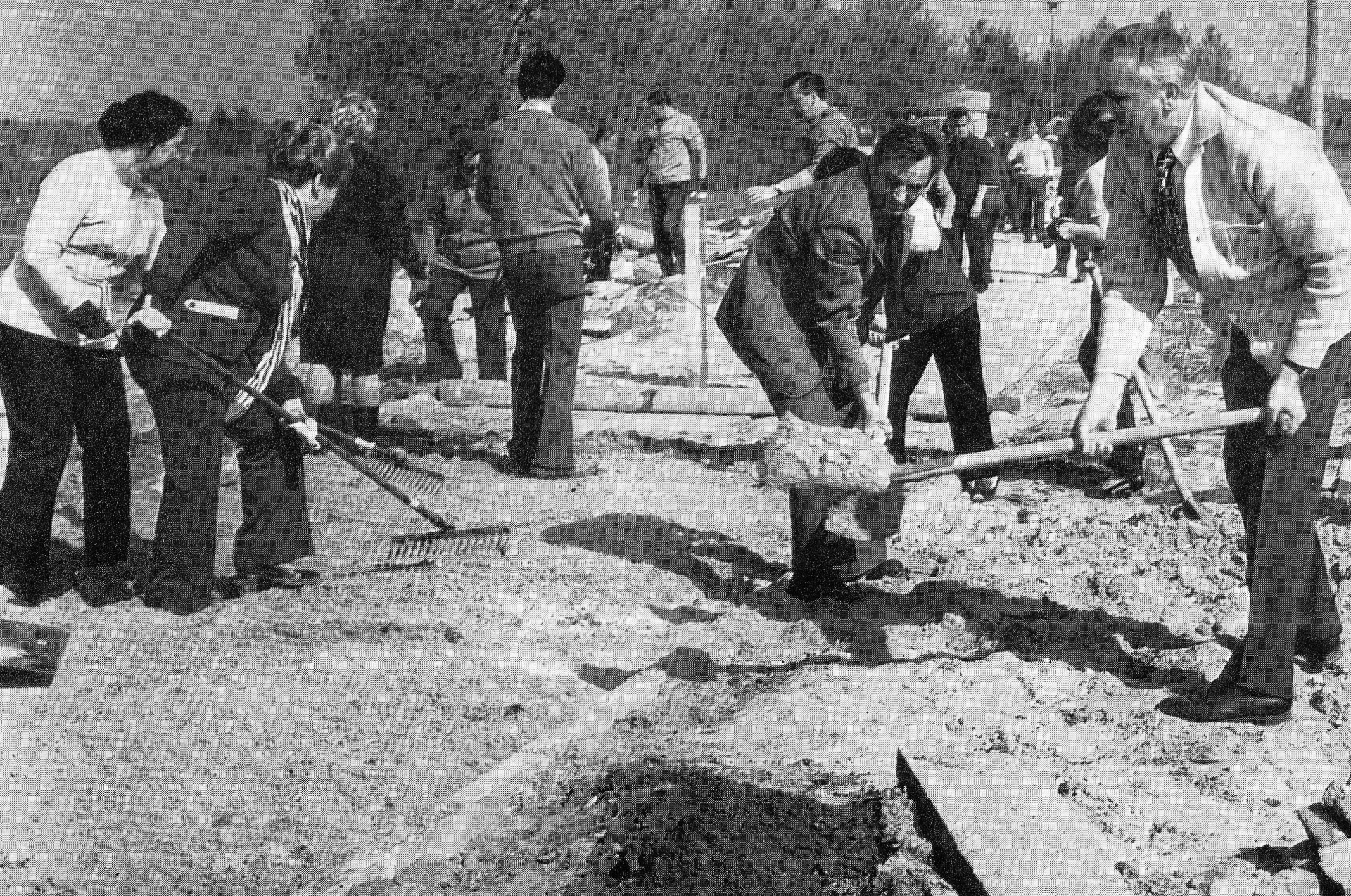 Edward Gierek (pierwszy z prawej) podczas Dnia Czynu Partyjnego, Warszawa 1974.