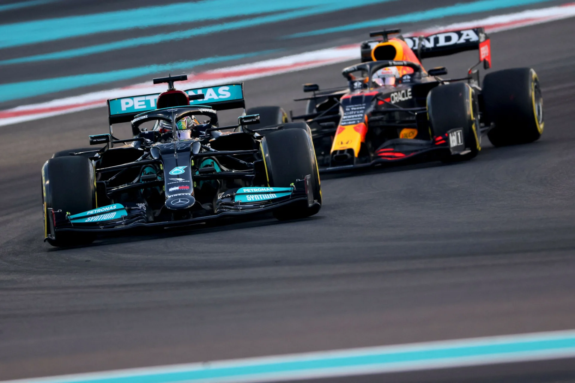 Walka Maksa Verstappena z Lewisem Hamiltonem o tytuł mistrza świata F1 już teraz rozgrzewa kibiców