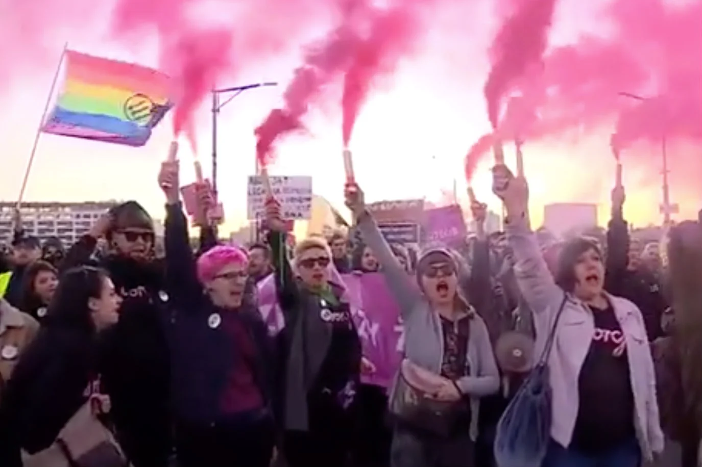 Poicja rozwiązała marsz zwolenników aborcji? Tak twierdzą uczestnicy, mundurowi są innego zdania.