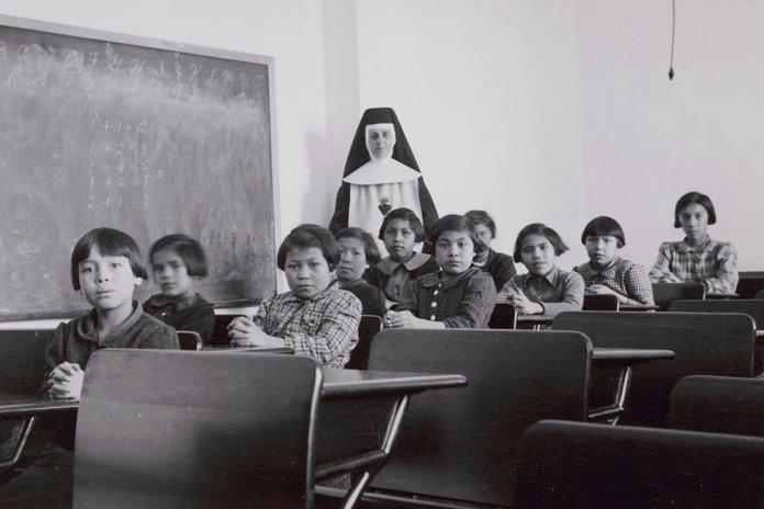 Rdzenne dzieci były zabierane rodzicom i zamykane w szkołach z internatem prowadzonych przez Kościół na terenie całej Kanady (zdjęcie z lutego 1940 roku)