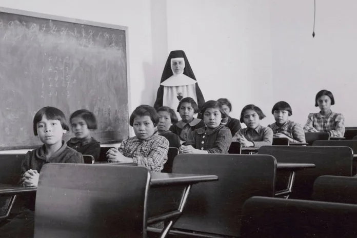 Rdzenne dzieci były zabierane rodzicom i zamykane w szkołach z internatem prowadzonych przez Kościół na terenie całej Kanady (zdjęcie z lutego 1940 roku)