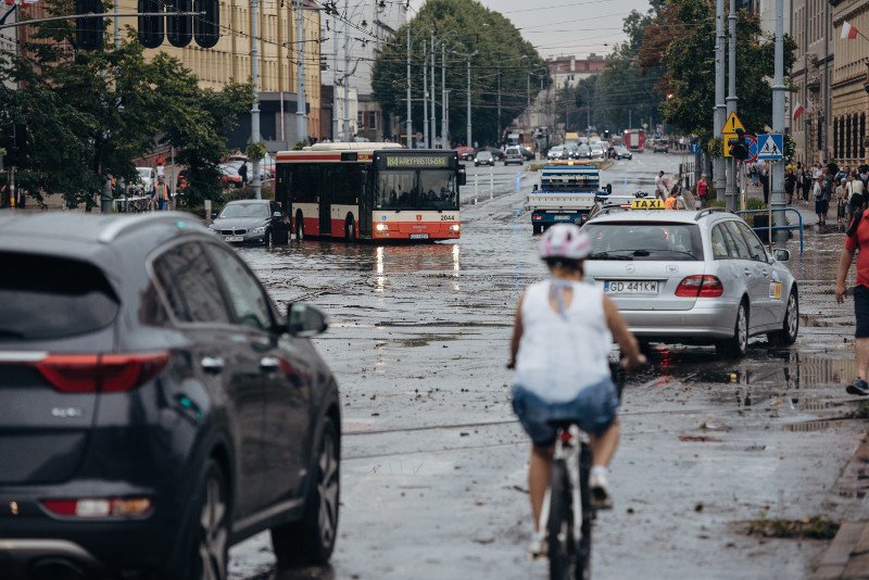 W niedzielne popołudnie Polskę znów mogą nawiedzić burze.