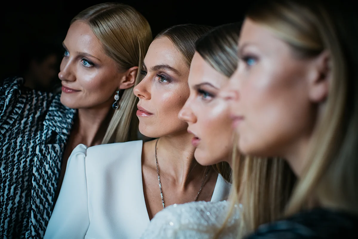 Modelki biorące udział w pokazie Tomasza Olejniczaka przed wyjściem na wybieg