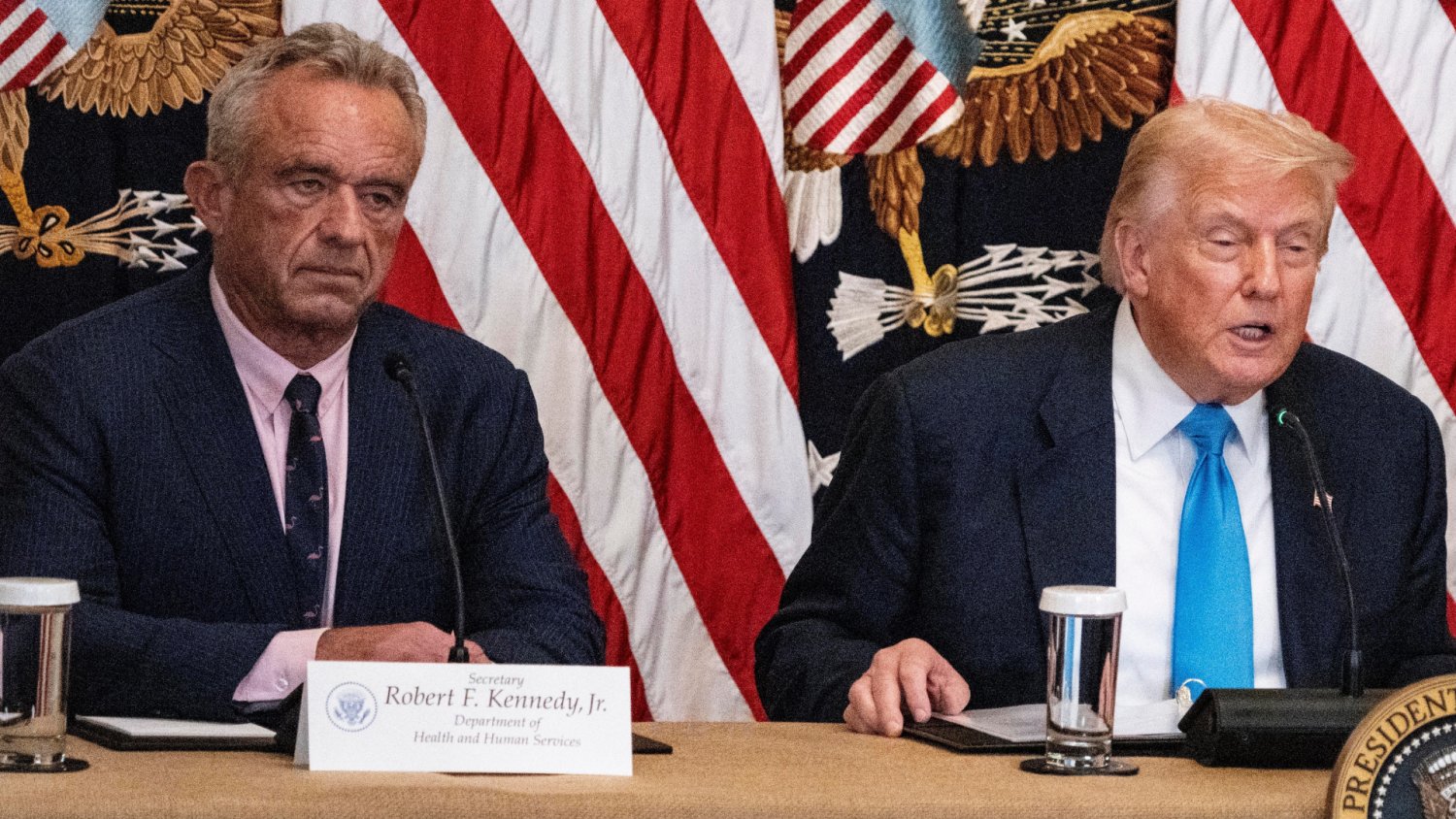 Raport o COVID-19 nie ujrzał światła dziennego. Trump i Kennedy mieli czego się bać