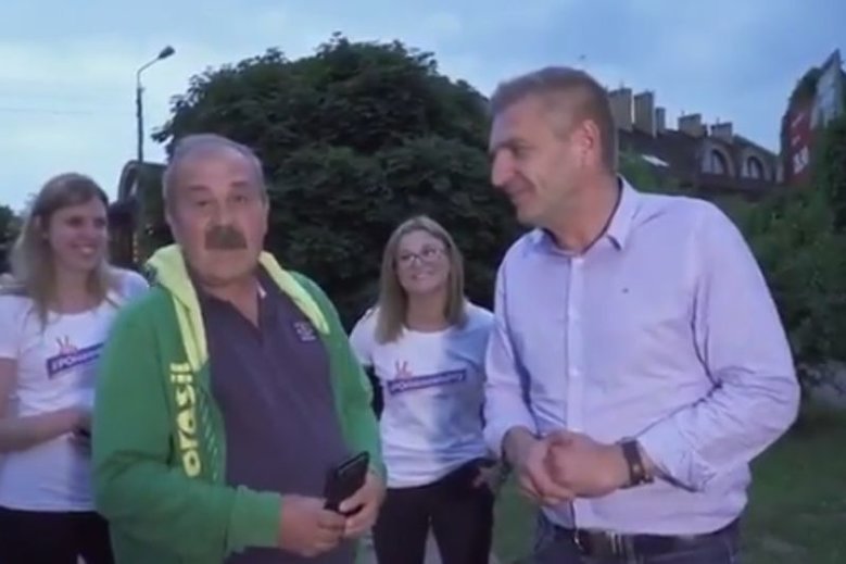 Pan Andrzej na 24 godziny stał się bohaterem zwolenników PiS. Potem zmieszali go z błotem.