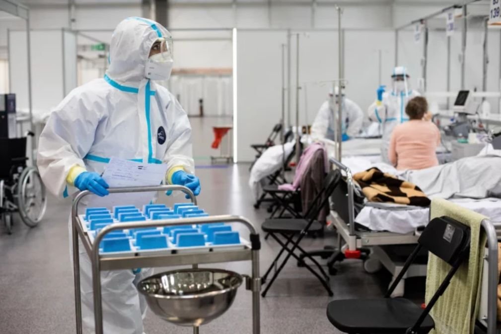 Naukowcy z Newcastle University porównali genetykę osób, którzy bezobjawowo przeszli zakażenie koronawirusem oraz tych, u których rozwinęła się ciężka postać choroby.