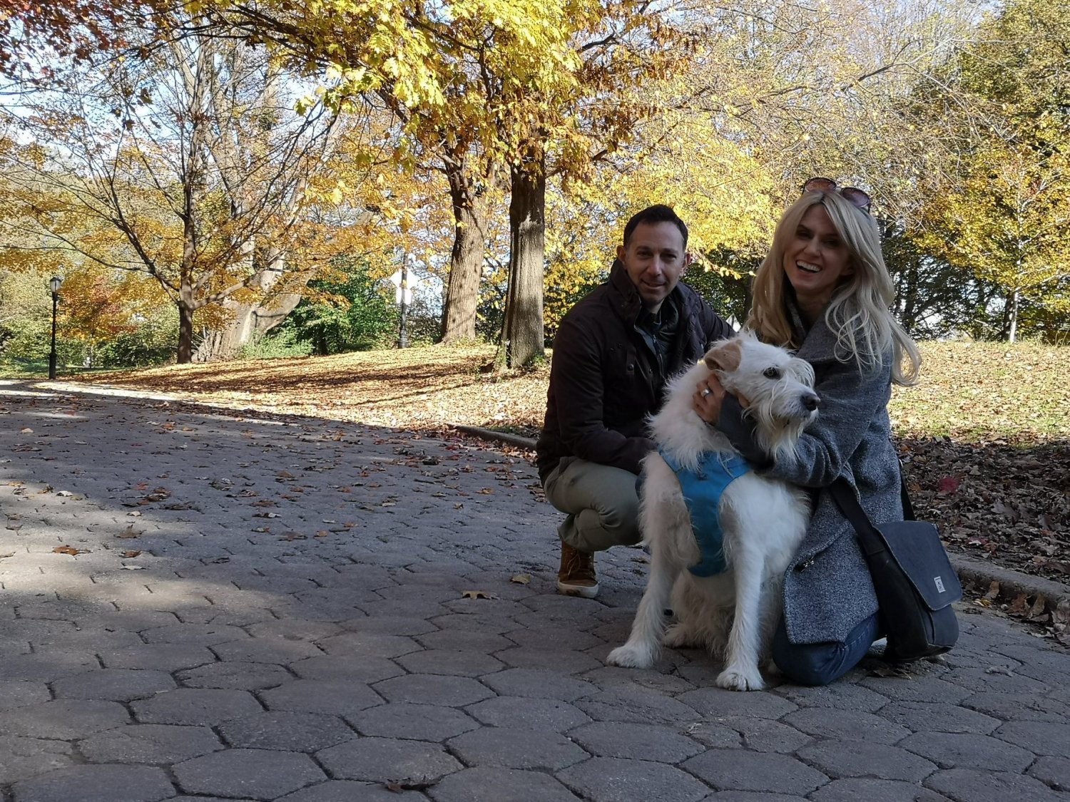 Magda Muszyńska-Chafitz od 10 lat mieszka w Nowym Jorku. Na zdjęciu z mężem Robbiem i ich psem. Jest licencjonowaną przewodniczką i autorką bloga Little Town Shoes.