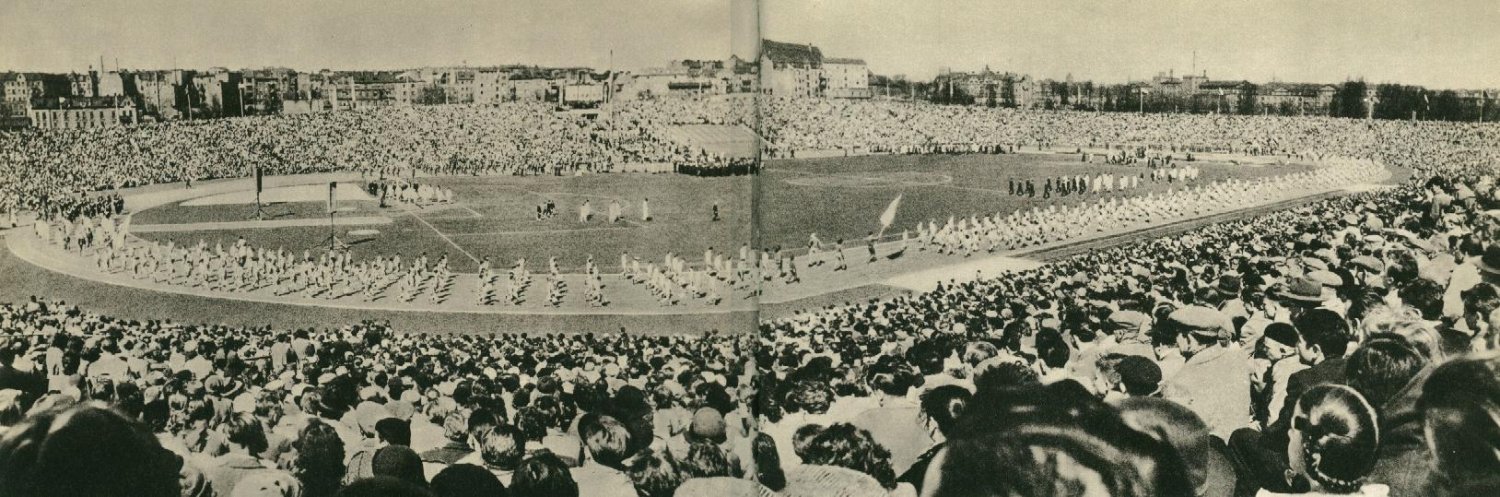Stadion w pełnej krasie, wypełniony po brzegi...
