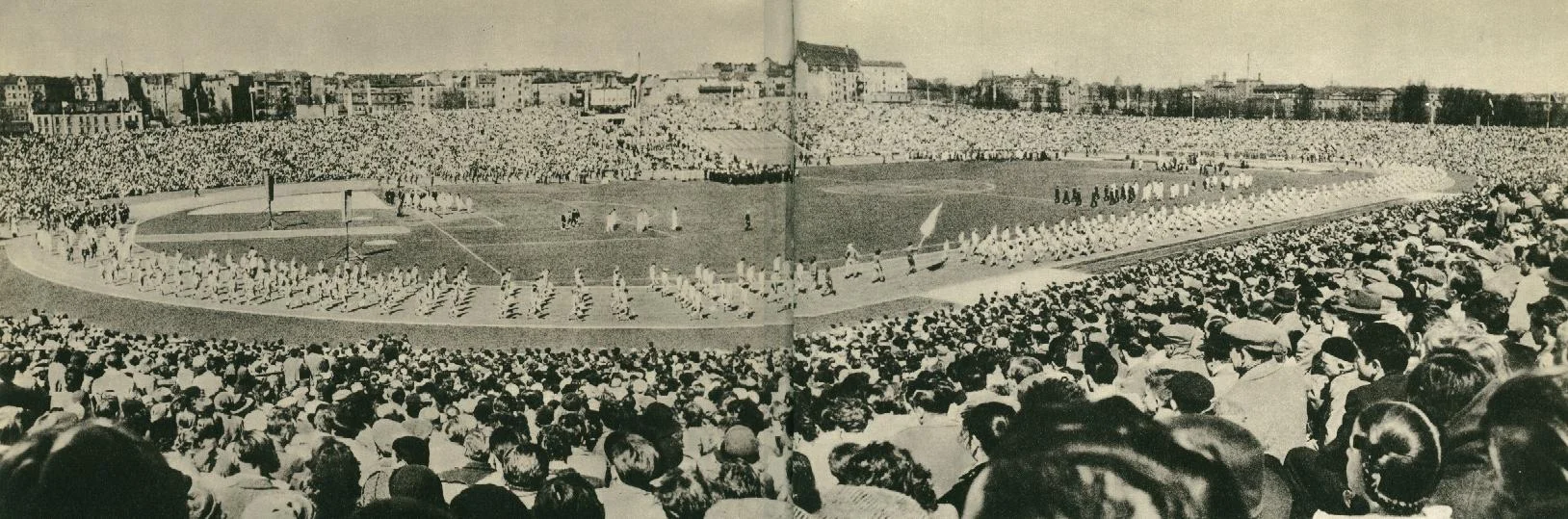 Stadion w pełnej krasie, wypełniony po brzegi...