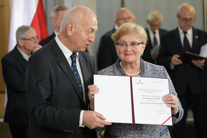 Posłanka Elżbieta Płonka (PiS) przyznaje, że boi się koronawirusa, ale nadal będzie przyjmować pacjentów. Zwraca jednak uwagę na niewystarczające wyposażenie w środki ochrony osobistej, które zapobiegają zakażeniu.