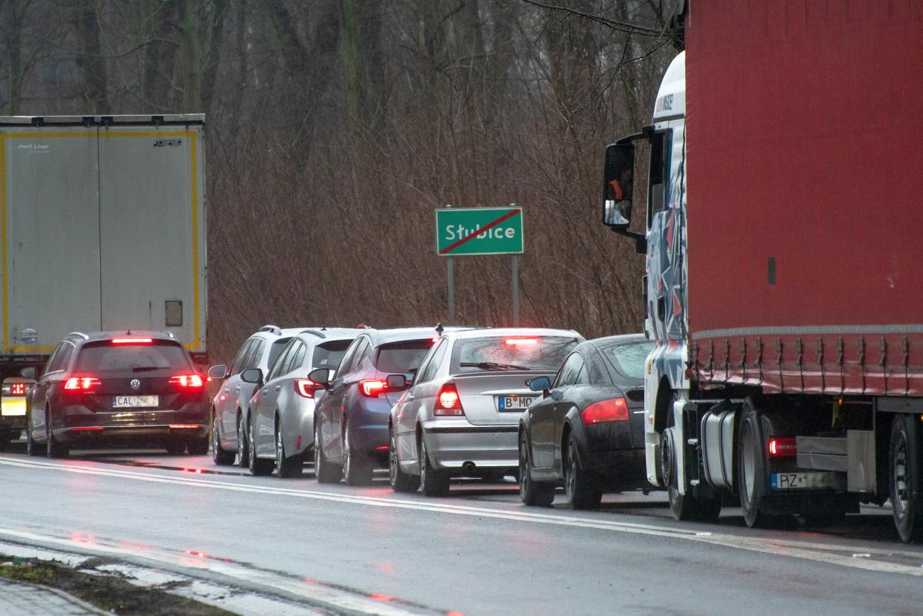 Kontrole na granicy z Niemcami powodują olbrzymie korki w Słubicach.