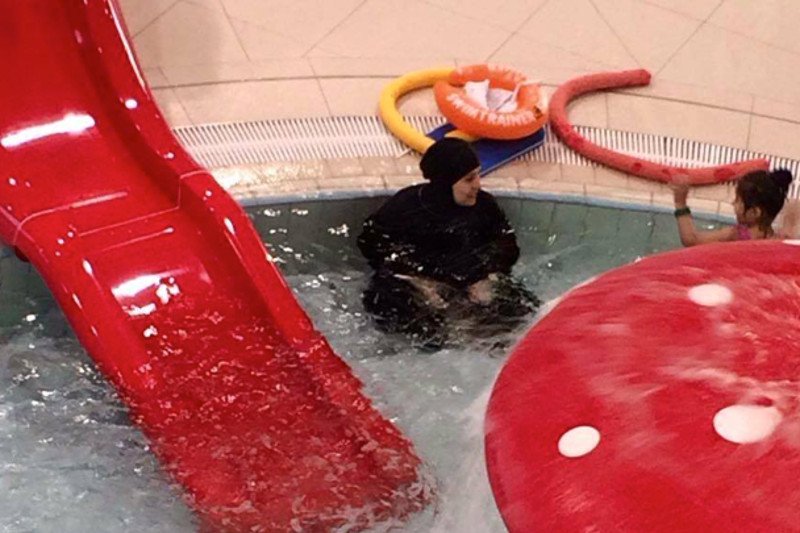 Muzułmanka w burce na basenie wywołała żywiołową dyskusję w internecie.