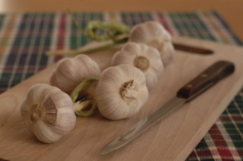 Dziennikarz "Gazety Wyborczej" udostępnił na Twitterze najprostszy sposób obierania czosnku.