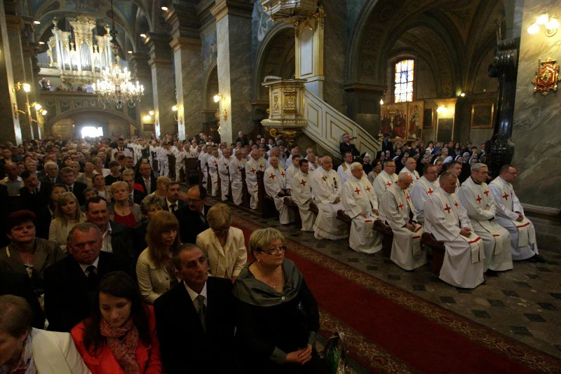 Nie wszyscy księża ślubują zachowanie celibatu.