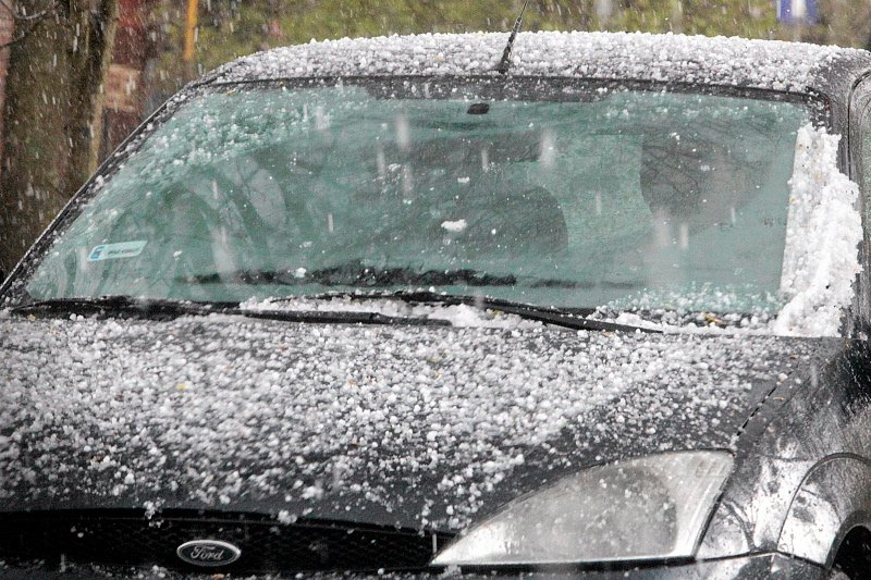 Tak mogą dziś wyglądać samochody zaparkowane "pod chmurką". Będzie ciepło, ale mogą wystąpić także burze i grad.