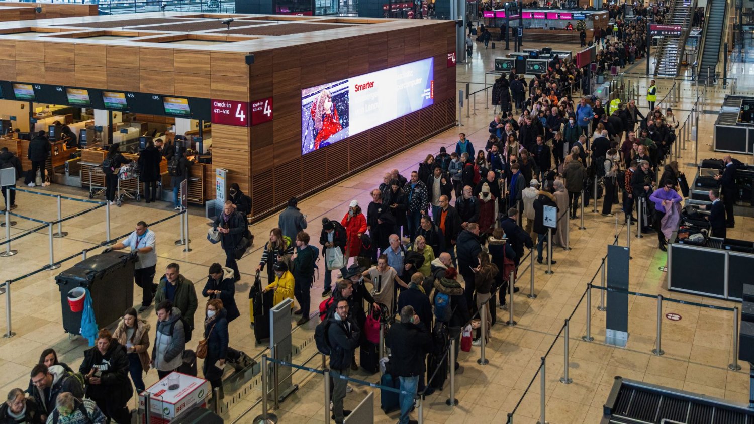 Zima pokonała ogromne europejskie lotnisko. Dziesiątki lotów odwołane