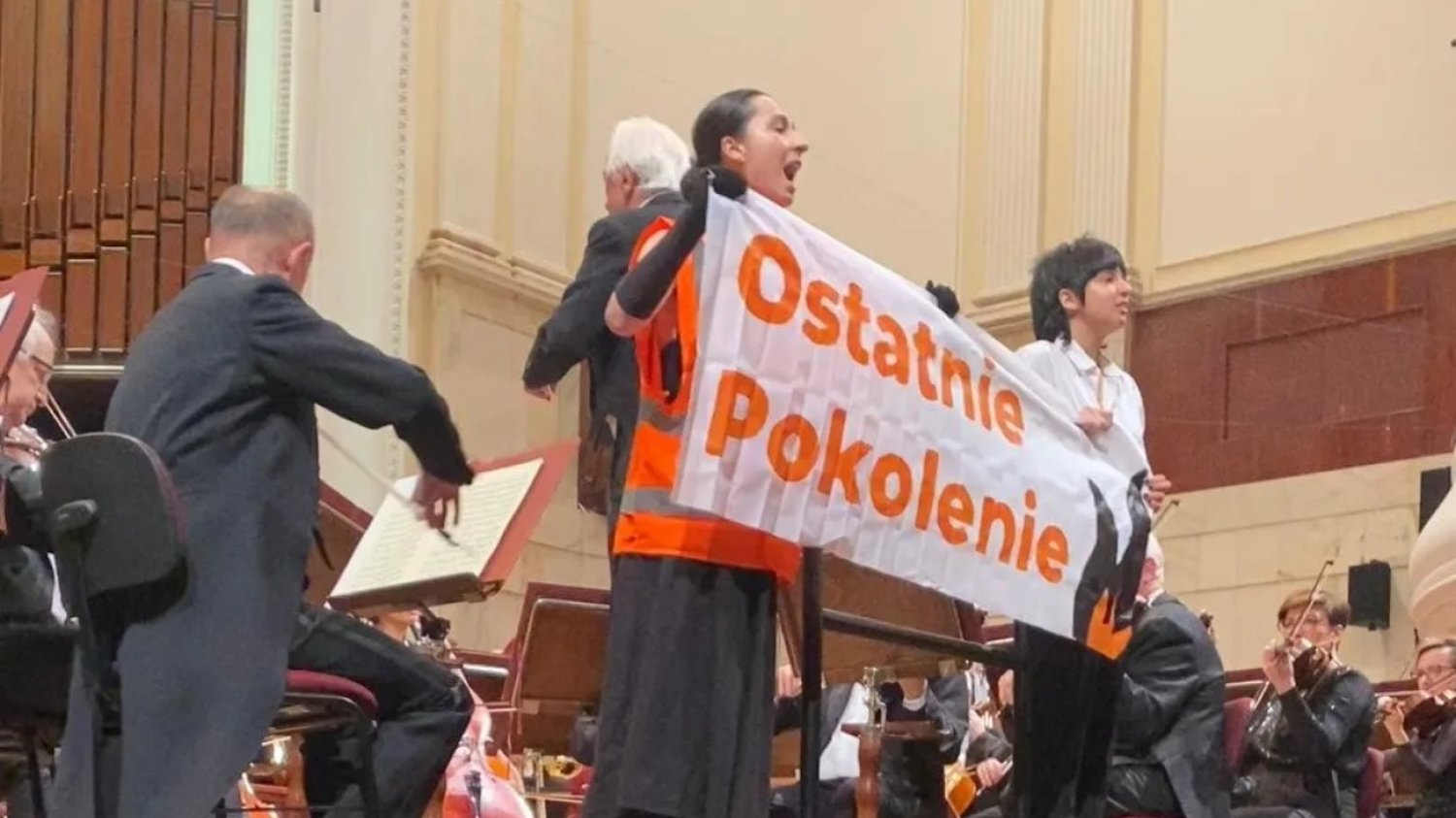 Aktywistki z grupy Ostatnie Pokolenie zakłóciły koncert Antoniego Wita w Filharmonii Narodowej. Aktywistki z grupy Ostatnie Pokolenie zakłóciły koncert Antoniego Wita w Filharmonii Narodowej.