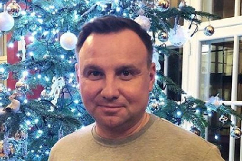 Prezydent Andrzej Duda na Instagramie zaprezentował się w koszulce Red is Bad.