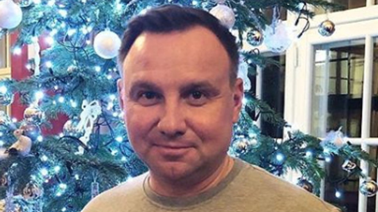 Prezydent Andrzej Duda na Instagramie zaprezentował się w koszulce Red is Bad.