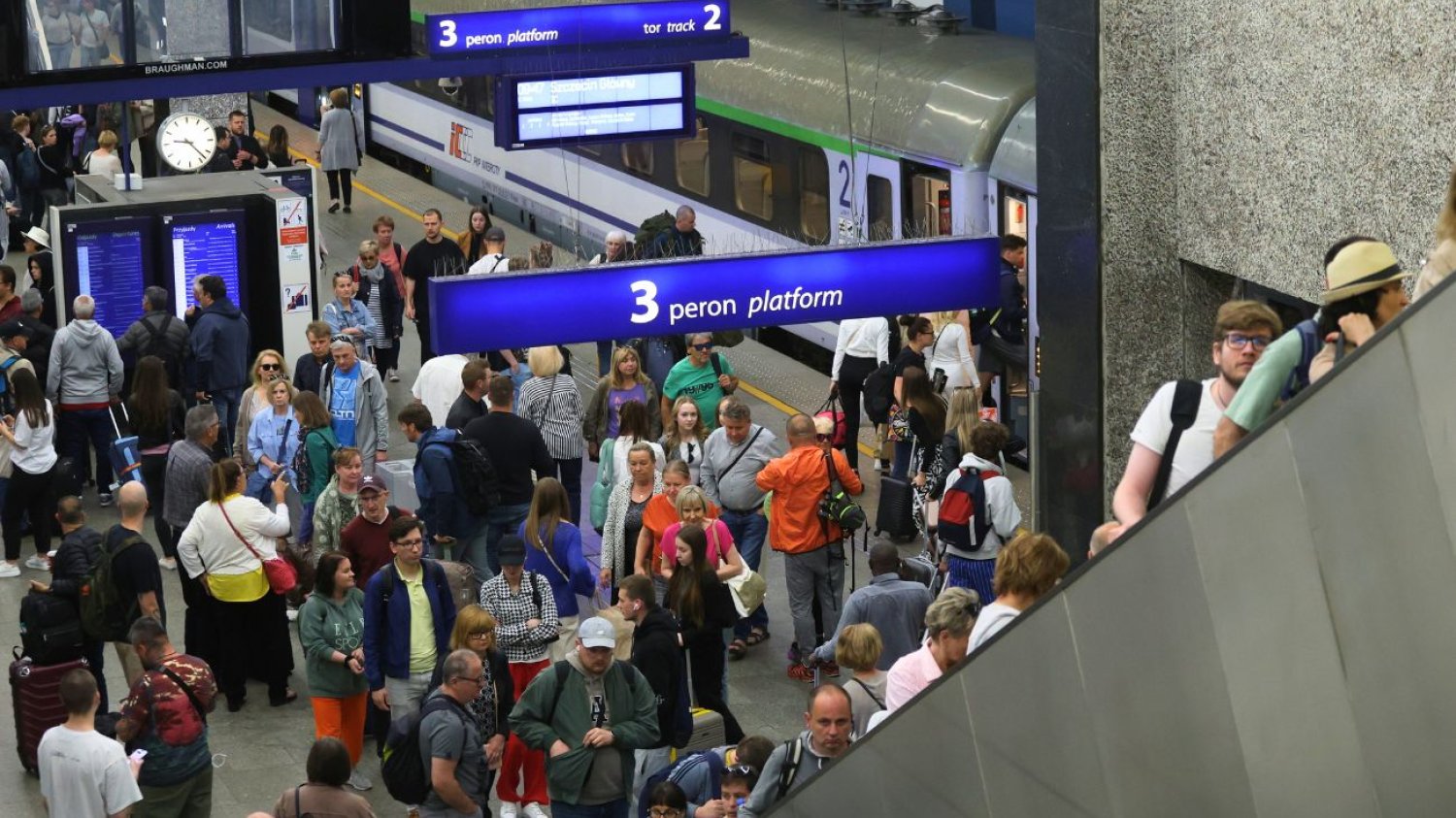 Pasażerowie na Dworcu Centralnym w Warszawie Z Dworca Centralnego w Warszawie do Wilna godzinę szybciej
