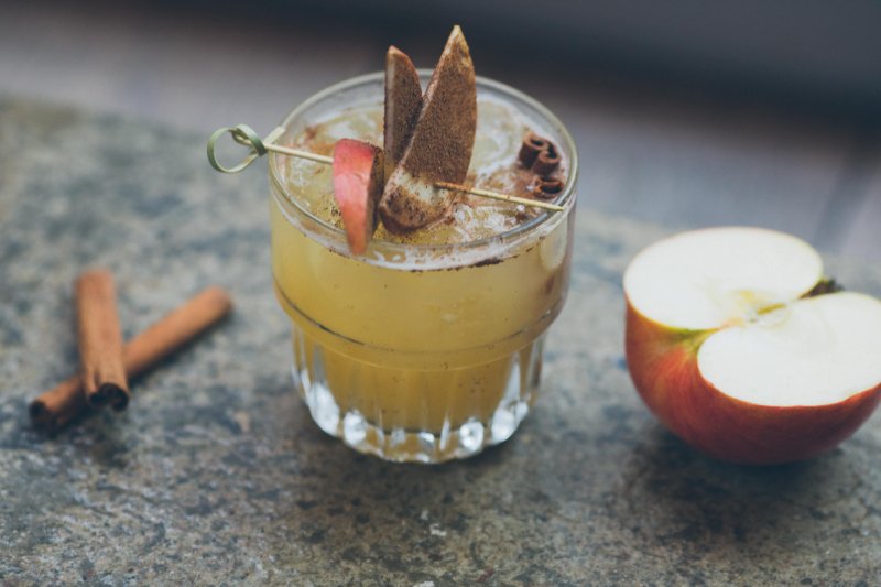 Drink à la szarlotka. Najlepszy przepis na pyszny koktajl szarlotka z żubrówką z kłosem