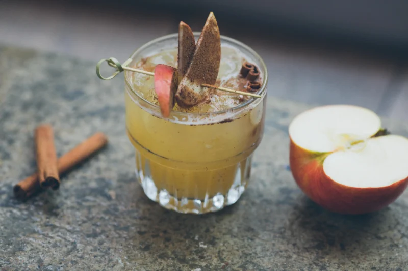Drink à la szarlotka. Najlepszy przepis na pyszny koktajl szarlotka z żubrówką z kłosem