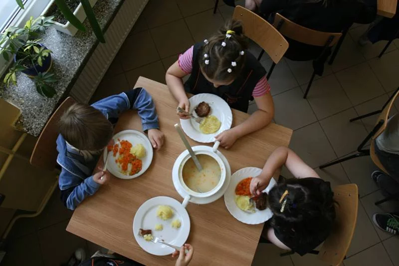 Stołówka w szkole podstawowej