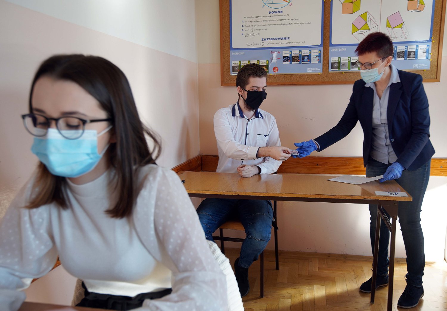 9 marca 2021 uczniowie przystąpili do próbnego egzaminu dojrzałości z polskiego na poziomie rozszerzonym. Tego samego dnia w reżimie sanitarnym odbędą się także próbne testy z innych języków (do wyboru). Matura próbna 2021. Język polski (poziom rozszerzony). Arkusze i odpowiedzi