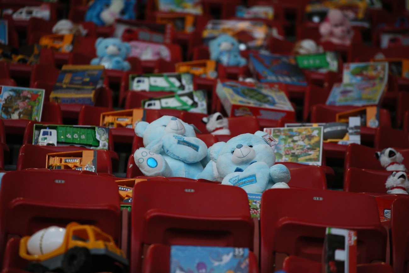 Poruszający widok na trybunach stadionu w Pireusie. Dokładnie 176 pluszowych zabawek, jako symbol ofiar...