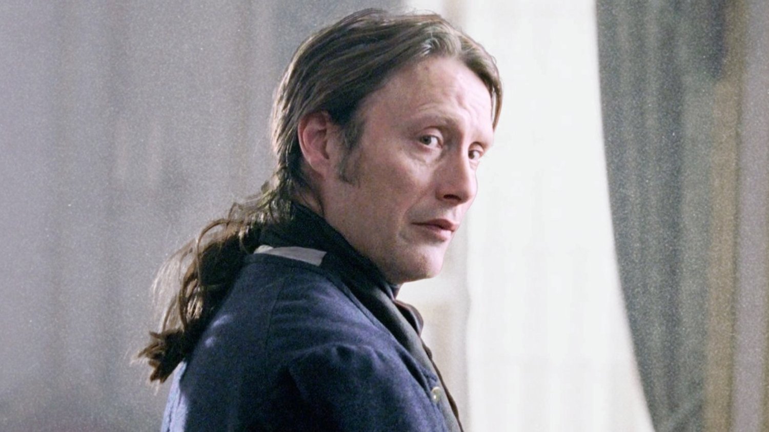 Niedoceniony film z Madsem Mikkelsenem na HBO. Fani kostiumów będą rozpaczać Mads Mikkelsen w filmie "Kochanek królowej"
