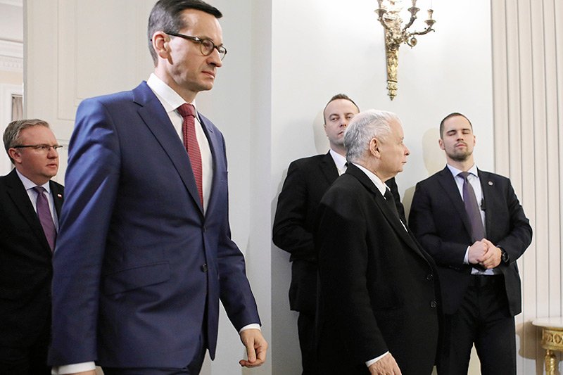 Wygląda na to, że wymiana Beaty Szydło na Mateusza Morawieckiego nie zaczarowała UE. Na Zachodzie mówi się, że tzw. sankcje dla Polski są coraz bliżej.