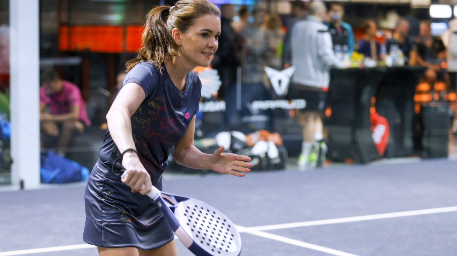 Padel to emocjonujący sport rakietowy, który łączy cechy tenisa i squasha. 22 lutego 2025 roku na kortach Warsaw Padel Club odbył się 5. turniej CUPRA PADLOWE z gwiazdami świata sportu, kultury i mediów.
