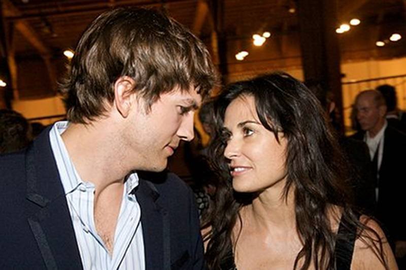 Byli idealną parą przez sześć lat. Starsza od 16 lat od Ashtona Kutchera Demi Moore przy swoim mężu promieniała. Ashton nie dojrzał jednak do wierności. Po kolejnej zdradzie, która wyciekła do mediów, Demi Moore złożyła pozew rozwodowy.