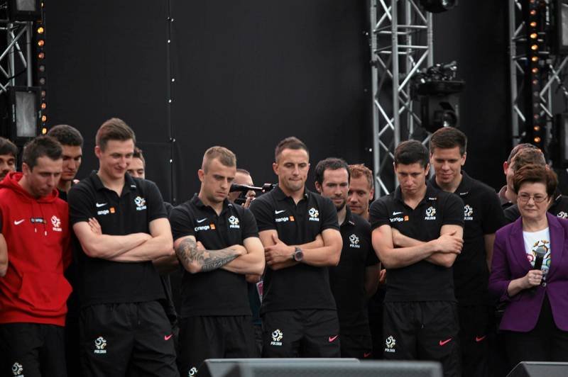 Wyraźnie wzruszeni piłkarze oglądają, jak dopingowali ich Polacy w Strefie Kibica