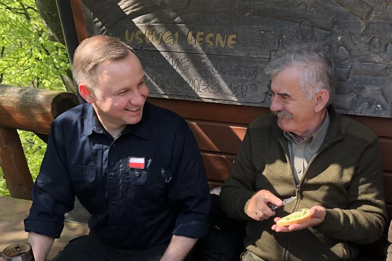 Andrzej Duda gościł w Bieszczadach. Zapomniał o noszeniu maseczki i dystansowaniu się.