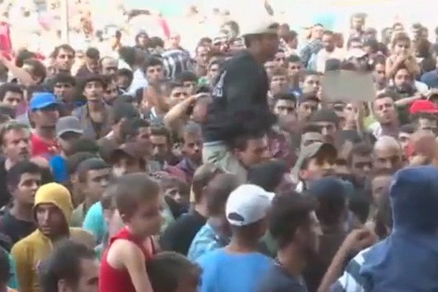 Uchodźcy stłoczeni pod dworcem Keleti w Budapeszcie