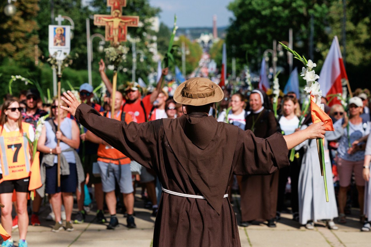 Trwa sierpniowy szczyt pielgrzymkowy na Jasną Górę. Na zdjęciu: wejście pieszej 44. Pielgrzymki Krakowskiej.