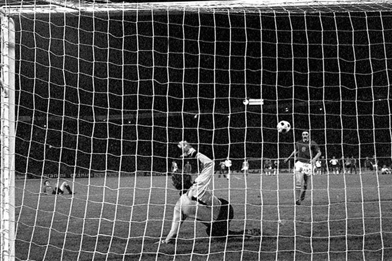 1976 rok, legendarny rzut karny w wykonaniu Panenki