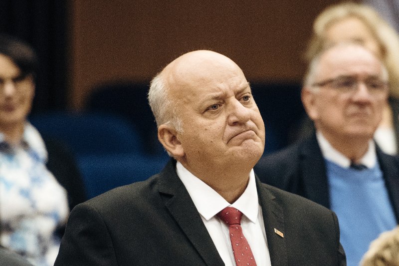 Karol Guzikiewicz zacięcie broni ks. Jankowskiego.