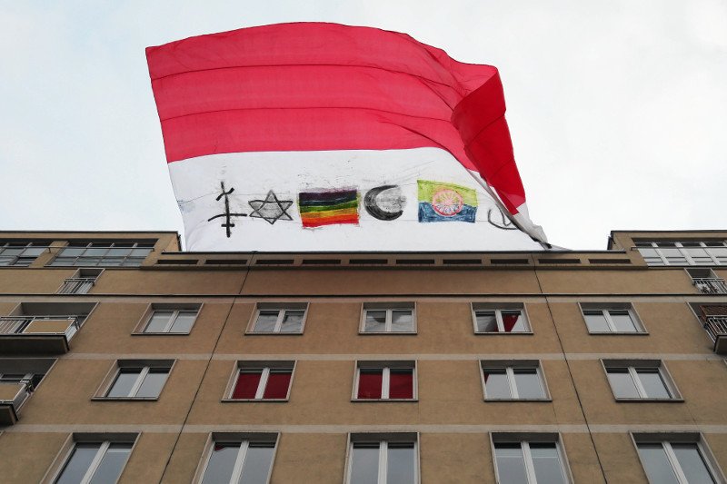 Transparent "Naziole won" na trasie Marszu Niepodległości w Warszawie.