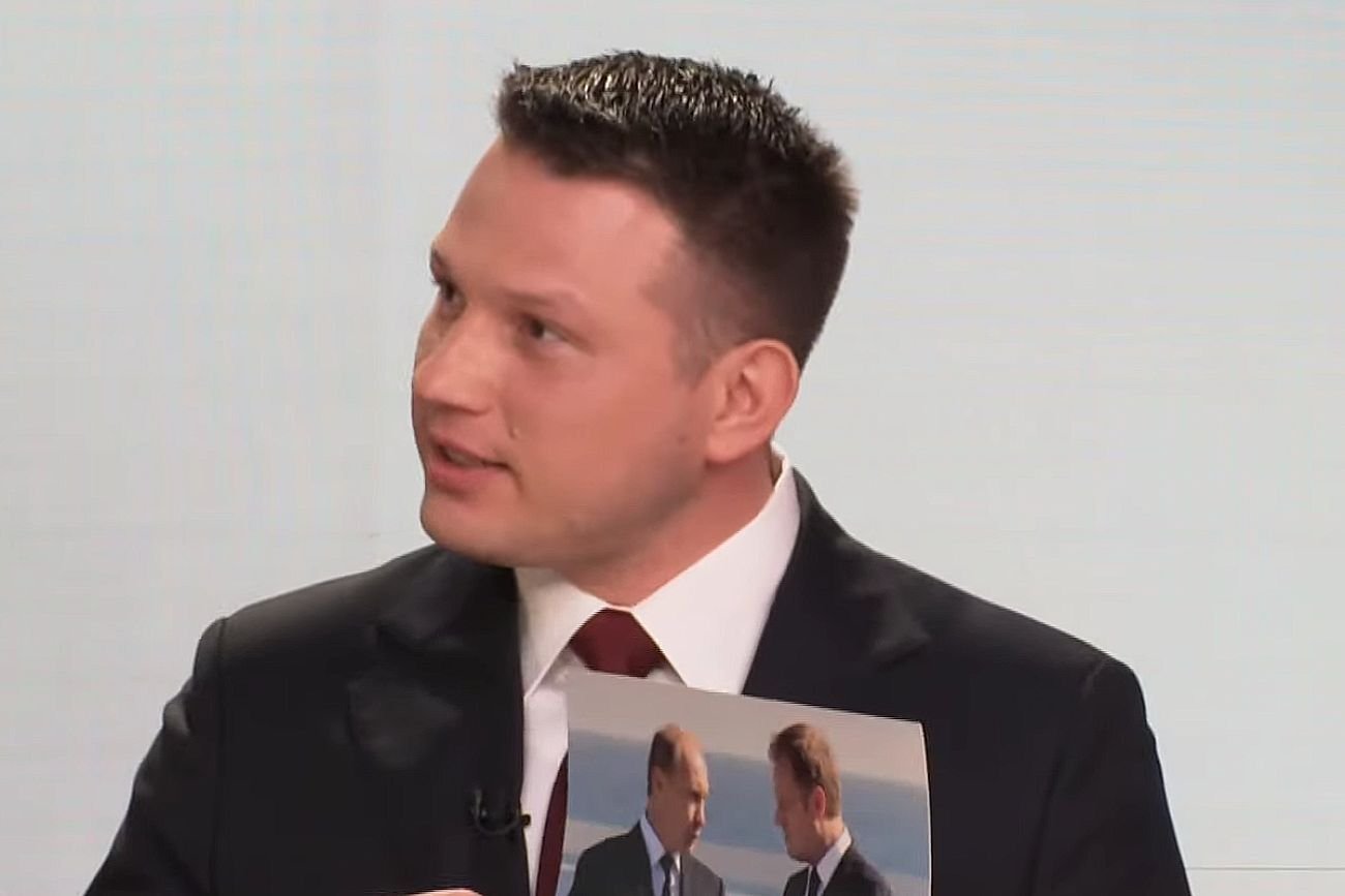 Mentzen szybko wyjął taki gadżet na debacie. Ostro zwrócił się do Hołowni Mentzen z gadżetem na debacie w TV Republika. Pokazał takie zdjęcie