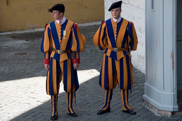 Były członek Gwardii Szwajcarskiej twierdzi, że seks-oferty otrzymywał m.in. od kardynałów i biskupów