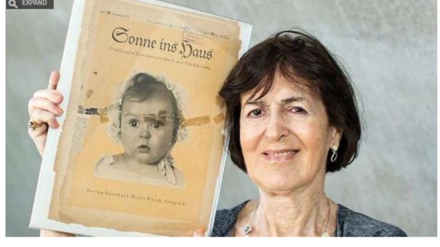Hessy Levinson Taft pozuje z egzemplarzem numeru „Sonne ins Haus”, w którym wykorzystano jej zdjęcie