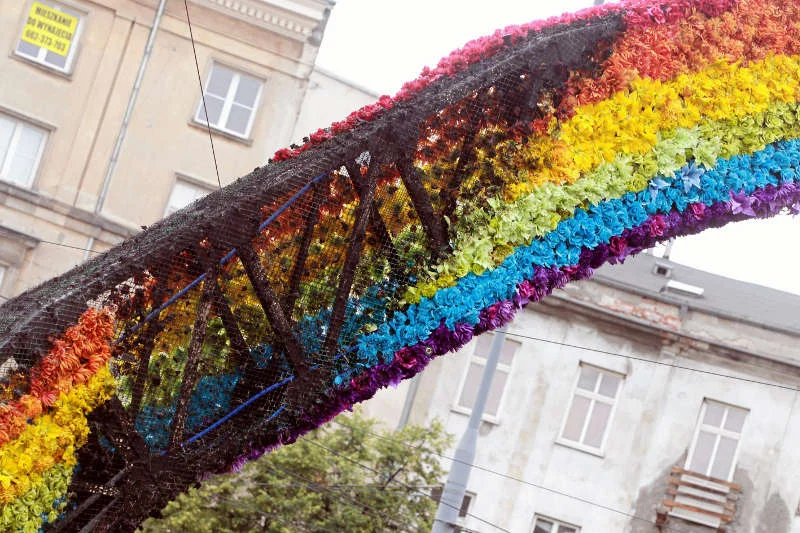 Dlaczego tęcza spłonęła, chociaż miała być ognioodporna? Straż Miejska z kolei przyznała, że patrol nie reagował na podpalaczy