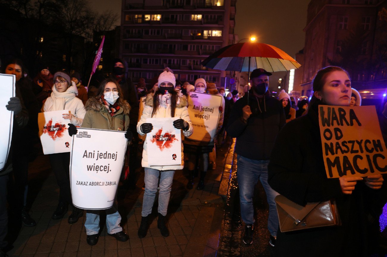 Protest przed Sejmem ws. prób zaostrzenia prawa aborcyjnego.
