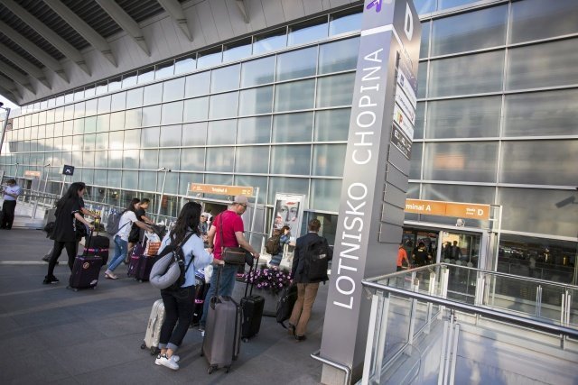 Szumowski zaznacza, że testy miałyby obowiązywać osoby przylatujące z niektórych krajów. Minister Zdrowia Łukasz Szumowski zabrał głos ws. obowiązkowych testów na koronawirusa na lotnisku zamiast kwarantanny.