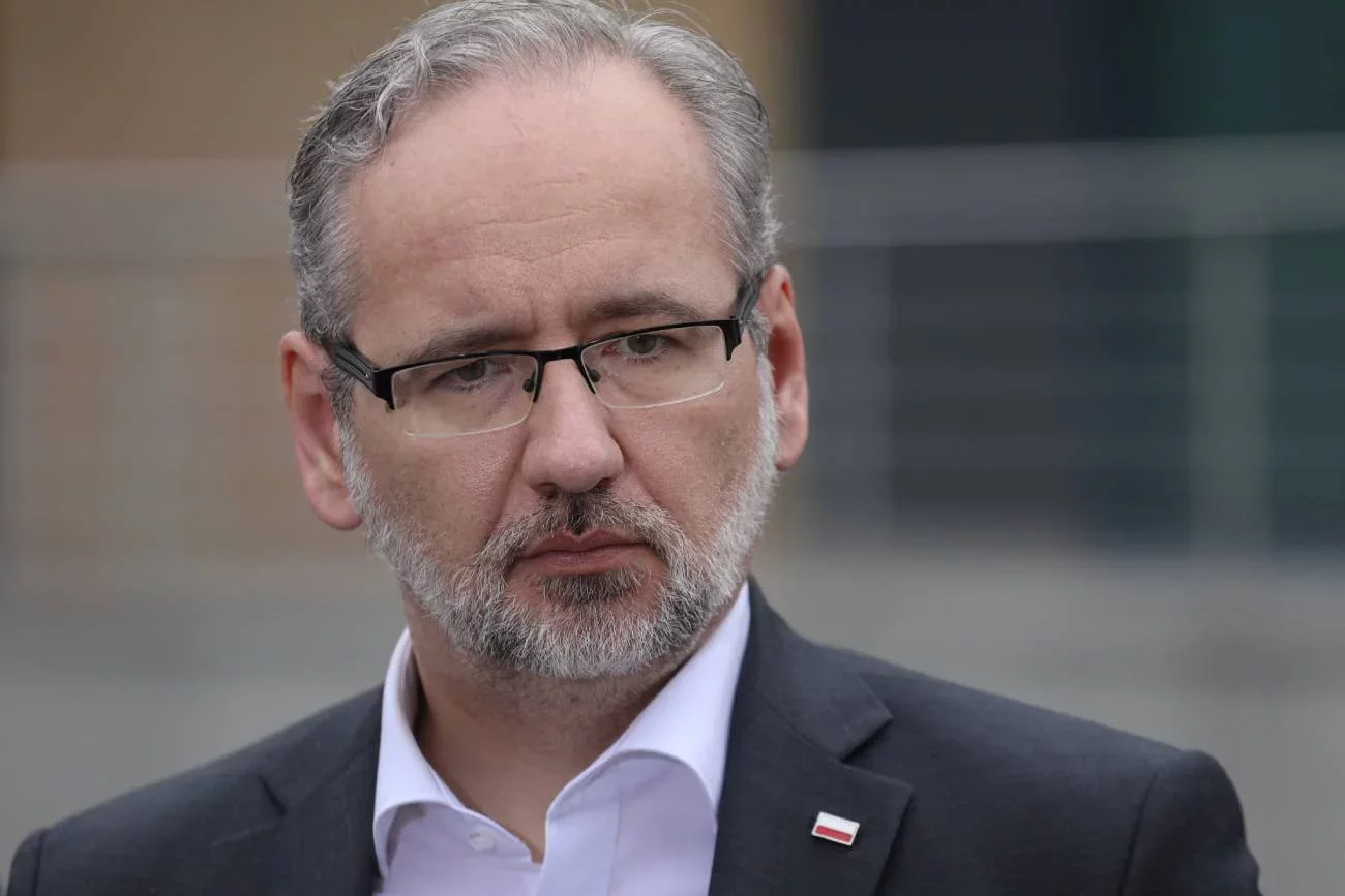 Adam Niedzielski podczas rozmowy z "Faktem" podkreślił, że spodziewa się, iż w połowie sierpnia może nastąpić pewne przyspieszenie zakażeń covid-19 w naszym kraju.