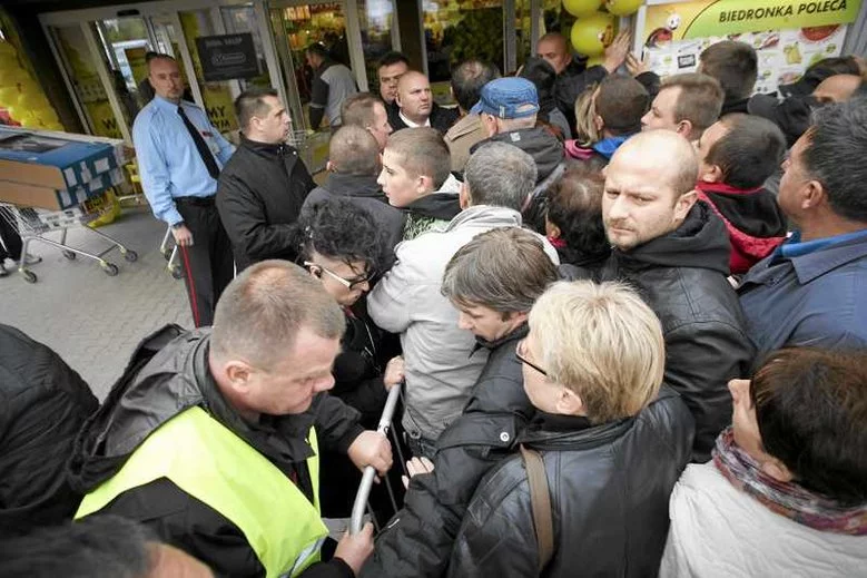 Polacy szturmują galeria handlowe i dyskonty podczas Czarnego Piątku (zdjęcie ilustracyjne).