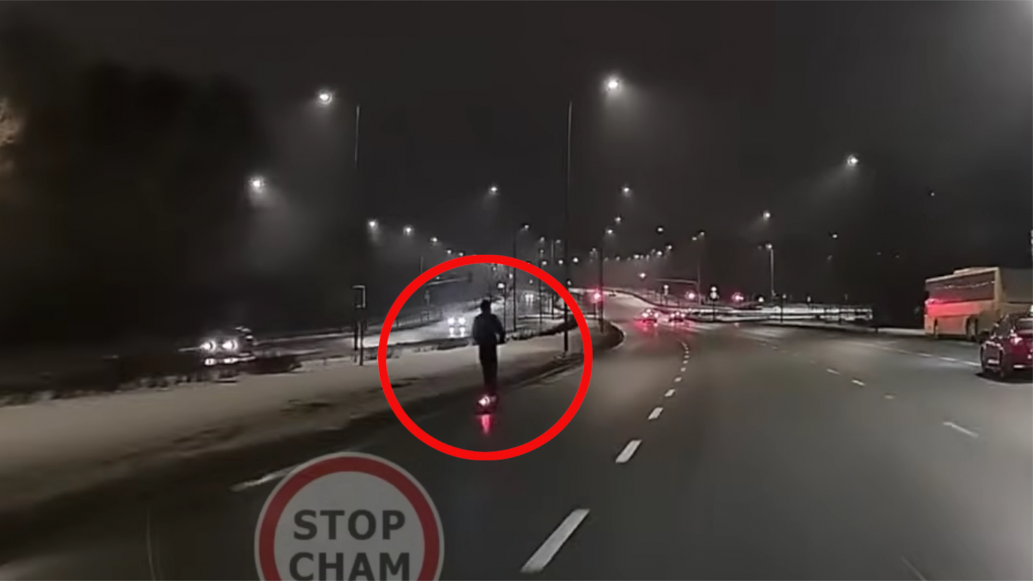 Nagranie z Warszawy mrozi krew w żyłach. Jechał hulajnogą lewym pasem trzypasmówki [WIDEO]