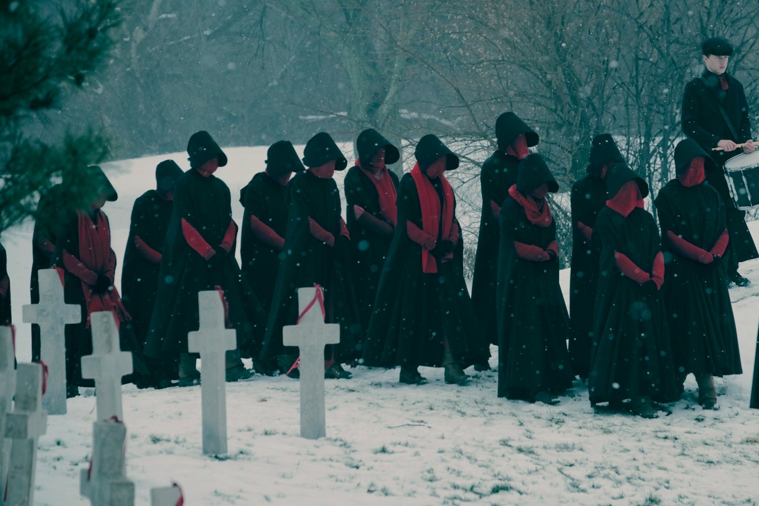 Drugi sezon niezwykle aktualnego serialu "Opowieści podręcznej" startuje 26. kwietnia